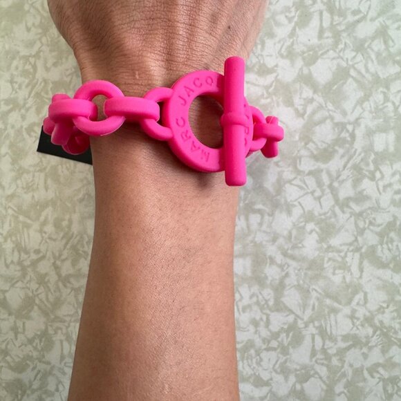 Marc by Marc Jacobs Pop Pink TurnLock Rubber Stretch Bracelet One Size NWT - Picture 6 of 8